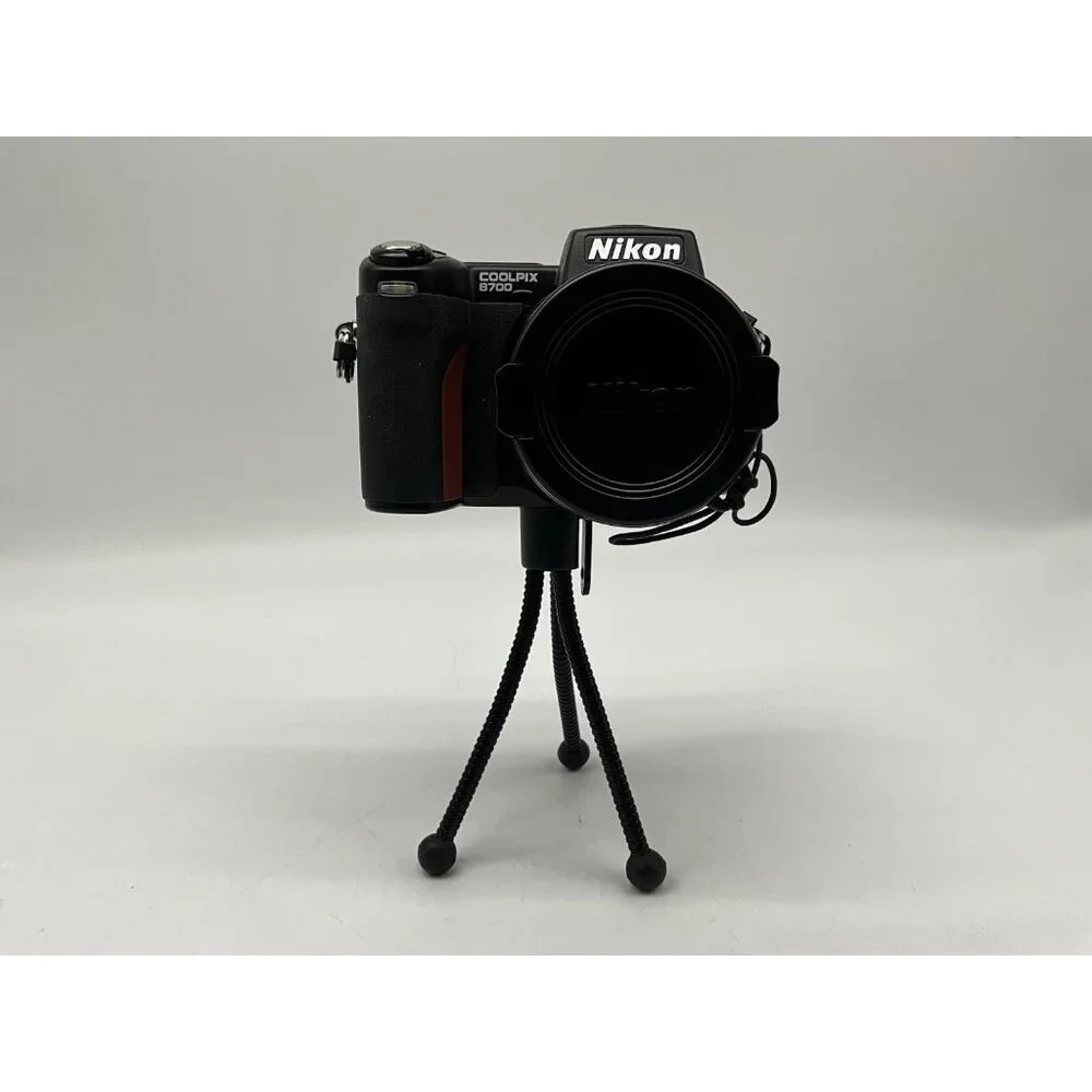 Nikon Coolpix 8700 8MP Digital Camera with 8x Optical Zoom (25515) With Charger